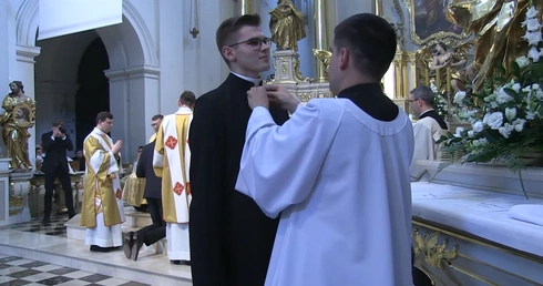 Abp Galbas o sutannie: Ludziom naprawdę potrzebny jest ten widok
