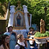 Pielgrzymi na odpuście ku czci Trójcy Świętej