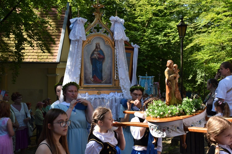 Pielgrzymi na odpuście ku czci Trójcy Świętej