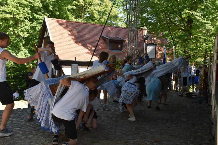 Pielgrzymi na odpuście ku czci Trójcy Świętej