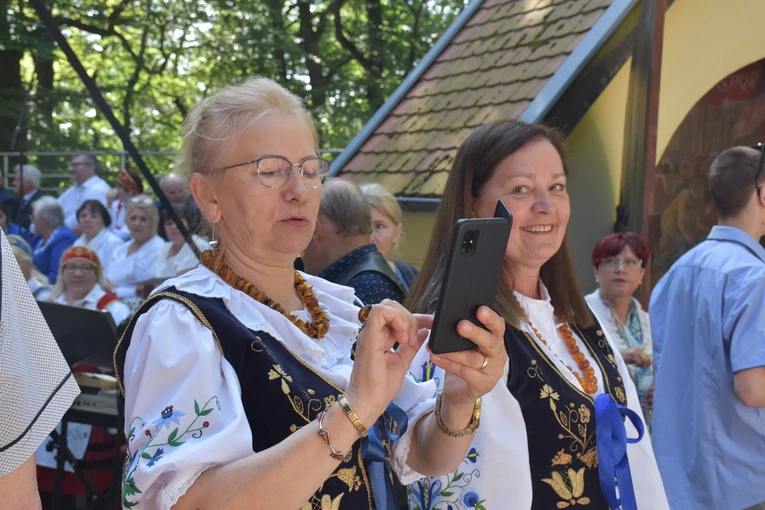 Pielgrzymi na odpuście ku czci Trójcy Świętej