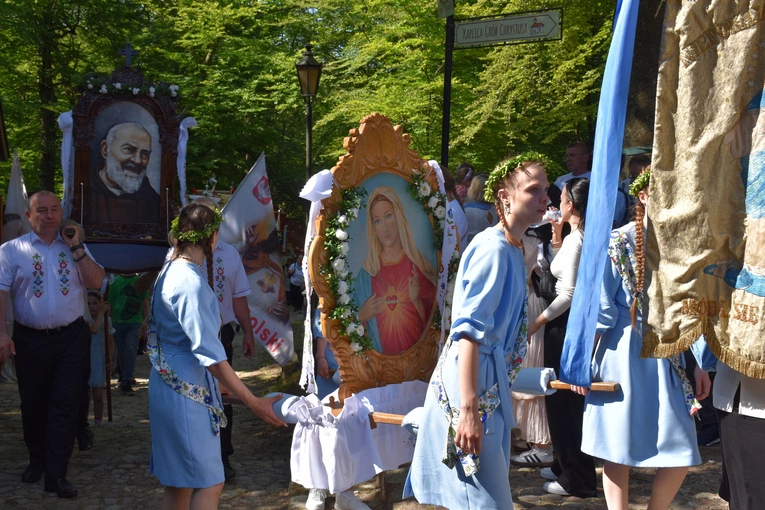 Pielgrzymi na odpuście ku czci Trójcy Świętej