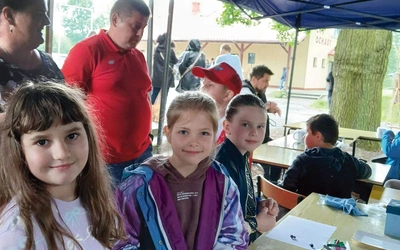 Najmłodsi w czasie festynowych zajęć artystycznych.