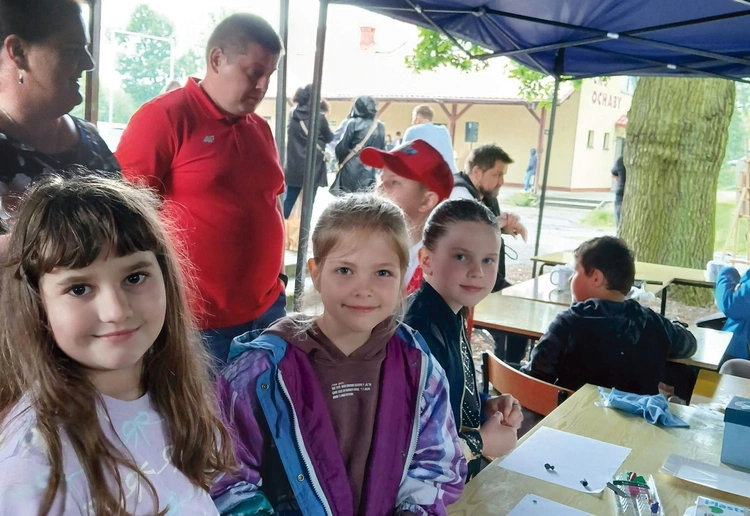 Najmłodsi w czasie festynowych zajęć artystycznych.