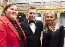 Michał Guzdek z wolontariuszkami Olą Nykiel i Magdaleną Siedlok.