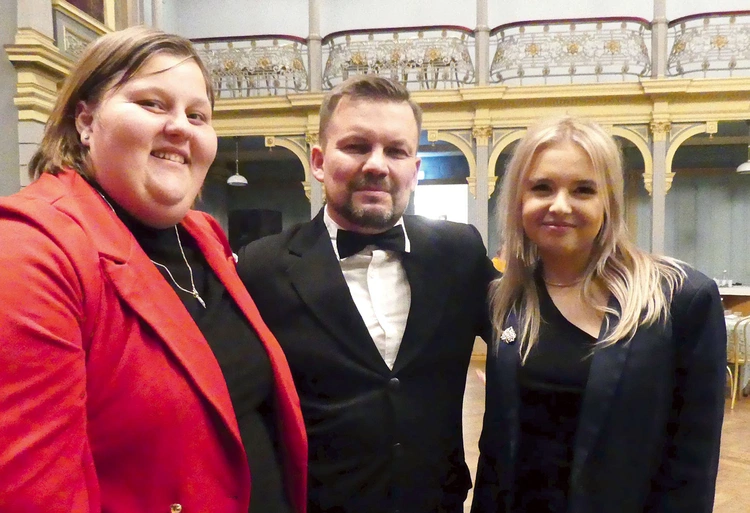 Michał Guzdek z wolontariuszkami Olą Nykiel i Magdaleną Siedlok.