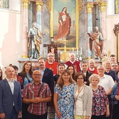 Sycharki z duszpasterzami na strumieńskim jubileuszu.