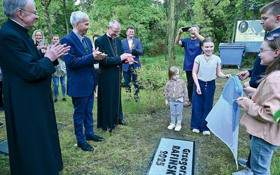 Odsłonięcie tablicy z nazwiskiem tegorocznego nagrodzonego.