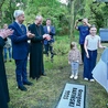 Odsłonięcie tablicy z nazwiskiem tegorocznego nagrodzonego.