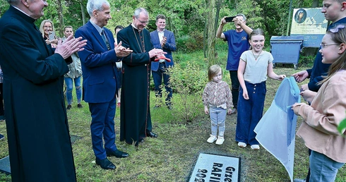 Odsłonięcie tablicy z nazwiskiem tegorocznego nagrodzonego.
