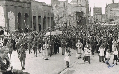 Zdjęcie opublikowane na portalu Gdańsk Strefa Prestiżu, przedstawiające pierwszą powojenną procesję Bożego Ciała. Do historii tej fotografii powrócimy.