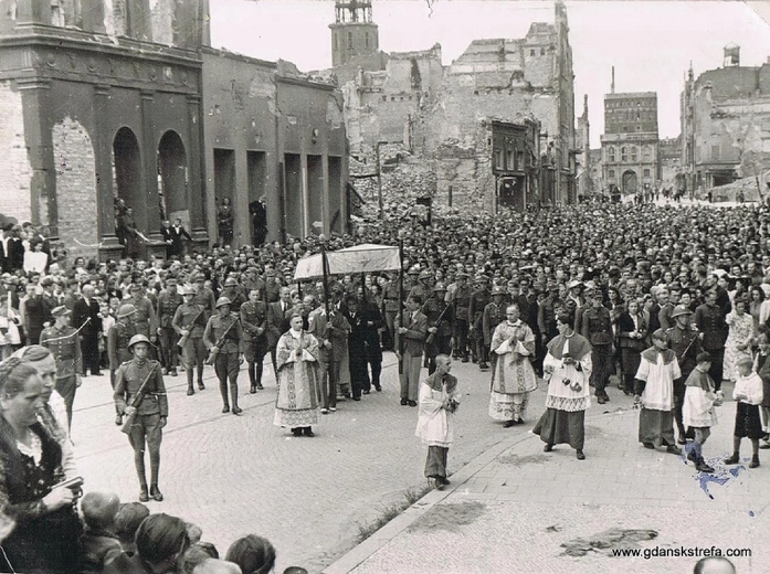 Zdjęcie opublikowane na portalu Gdańsk Strefa Prestiżu, przedstawiające pierwszą powojenną procesję Bożego Ciała. Do historii tej fotografii powrócimy.