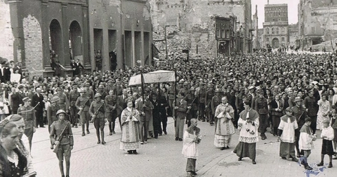 Zdjęcie opublikowane na portalu Gdańsk Strefa Prestiżu, przedstawiające pierwszą powojenną procesję Bożego Ciała. Do historii tej fotografii powrócimy.