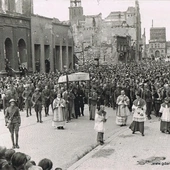 Zdjęcie opublikowane na portalu Gdańsk Strefa Prestiżu, przedstawiające pierwszą powojenną procesję Bożego Ciała. Do historii tej fotografii powrócimy.