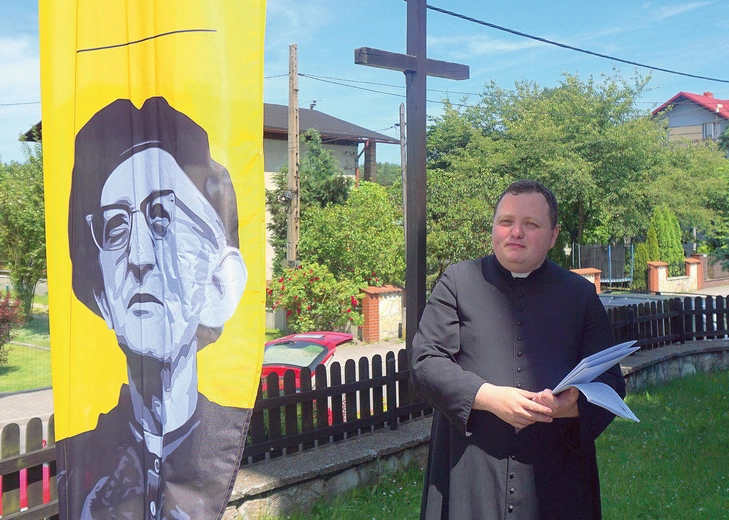 Ksiądz Michał Chmiel jest moderatorem diecezjalnym Ruchu Światło–Życie, duszpasterzem w parafii św. Katarzyny w Tarnowskich Górach-Lasowicach, należy też m.in. do diecezjalnego Zespołu ds. Formacji Młodzieży. Propozycje Ruchu można znaleźć na stronie gliwice.oaza.pl. 