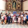 Laureaci z bp. Andrzejem Iwaneckim i organizatorami przedsięwzięcia podczas otwarcia wystawy narodzonych prac w gliwickiej katedrze, gdzie można je oglądać do 20 lipca.
