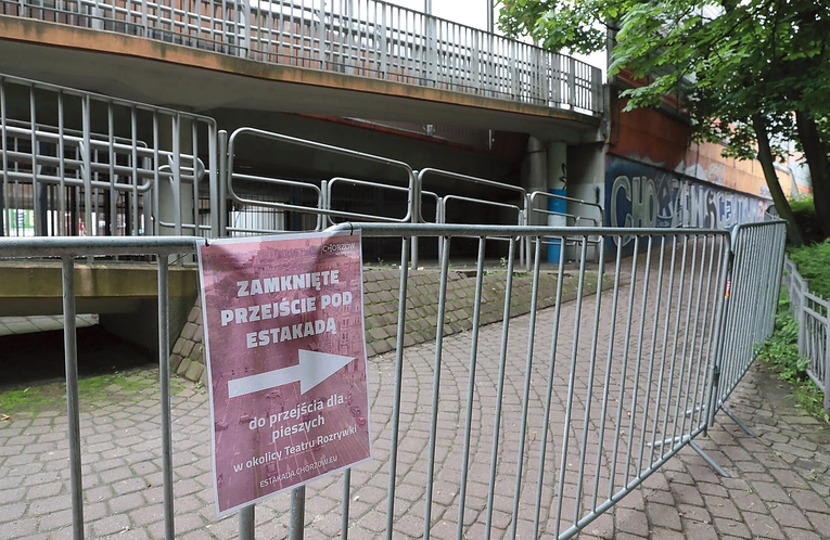 Estakada  dzieli miasto niemal na pół  – jej zamknięcie mocno utrudnia ruch. 