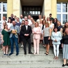 Pierwsi absolwenci kursu zorganizowanego w nowej formule z ks. Kazimierzem Musiołem i Hanną Brocką-Fojcik (oboje stoją pośrodku).