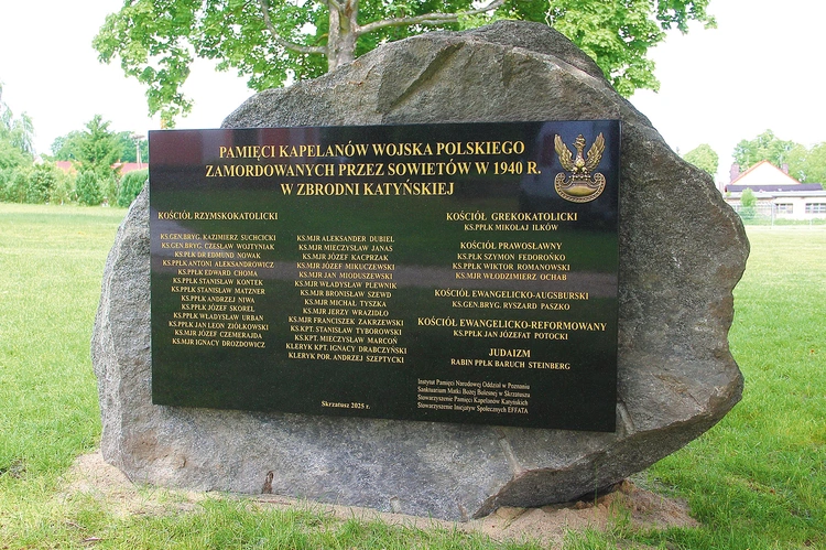Wotum wraz z tablicą pamiątkową umieszczono obok skrzatuskiej świątyni.