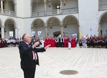 Profesor dyrygował m.in. w 2022 r. chórami zgromadzonymi na dziedzińcu zamku wawelskiego.