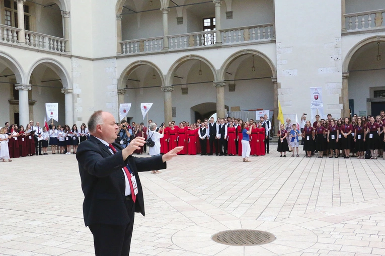 Profesor dyrygował m.in. w 2022 r. chórami zgromadzonymi na dziedzińcu zamku wawelskiego.