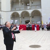 Profesor dyrygował m.in. w 2022 r. chórami zgromadzonymi na dziedzińcu zamku wawelskiego.