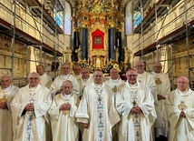 Za pół wieku kapłaństwa dziękowali u Pani Cierpliwie Słuchającej