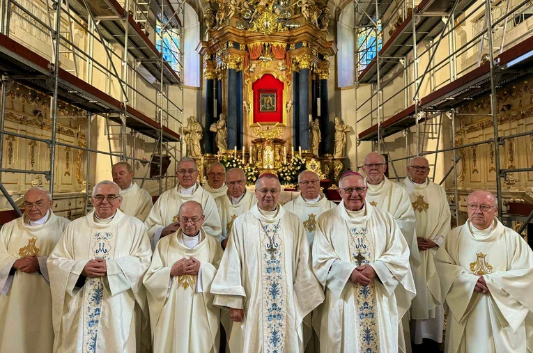 Za pół wieku kapłaństwa dziękowali u Pani Cierpliwie Słuchającej