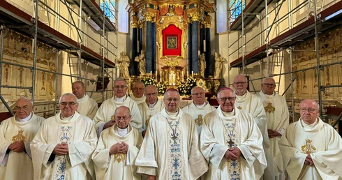 Za pół wieku kapłaństwa dziękowali u Pani Cierpliwie Słuchającej
