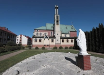 Matka Boża zza drutów. Jakie tajemnice skrywała drewniana figurka Matki Bożej, przemycona z obozu Auschwitz?