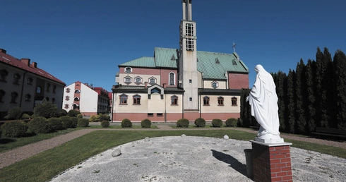 Matka Boża zza drutów. Jakie tajemnice skrywała drewniana figurka Matki Bożej, przemycona z obozu Auschwitz?