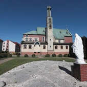 Matka Boża zza drutów. Jakie tajemnice skrywała drewniana figurka Matki Bożej, przemycona z obozu Auschwitz?