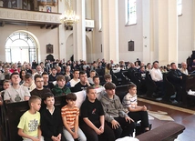 W Domaniewicach spotkało się prawie 200 służących przy ołtarzu osób z 27 parafii w diecezji.