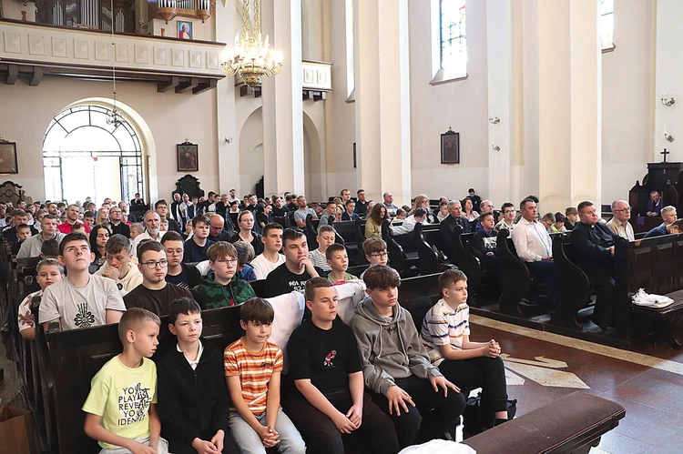 W Domaniewicach spotkało się prawie 200 służących przy ołtarzu osób z 27 parafii w diecezji.