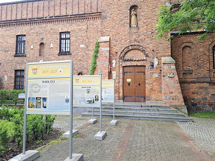 Dziedzictwo diecezji płockiej ukazane w tej formie pozwala nie tylko na refleksję nad przeszłością, ale i lepsze zrozumienie duchowej tożsamości Mazowsza.