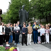 Przy pomniku patrona.  