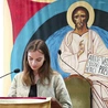 Przed wyjściem do parafian grupa w salce odmawia nieszpory.