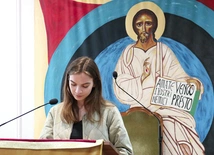 Przed wyjściem do parafian grupa w salce odmawia nieszpory.