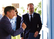 Prorektor UO prof. Daniel Pietrek (L) wprowadza ambasadora Břetislava Dančáka (P) do Błękitnej Auli UO. 