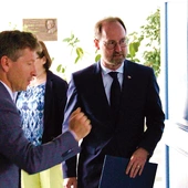 Prorektor UO prof. Daniel Pietrek (L) wprowadza ambasadora Břetislava Dančáka (P) do Błękitnej Auli UO. 