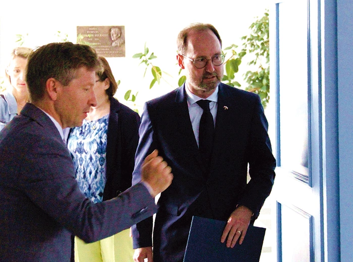 Prorektor UO prof. Daniel Pietrek (L) wprowadza ambasadora Břetislava Dančáka (P) do Błękitnej Auli UO. 