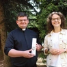 Ks. Paweł Krasiński i Karolina Majchrzak nie wyobrażają sobie wakacji bez wyjazdów z młodzieżą.
