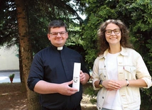 Ks. Paweł Krasiński i Karolina Majchrzak nie wyobrażają sobie wakacji bez wyjazdów z młodzieżą.