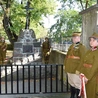 Co roku w okolicy 15 sierpnia członkowie stołecznego gniazda Sokoła modlą się przy pomniku przy sanktuarium MB Różańcowej na Bródnie. Monument poświęcony druhom sokolim został odrestaurowany w 2021 roku ze środków Biura Upamiętniania Walk i Męczeństwa IPN.