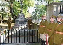 Co roku w okolicy 15 sierpnia członkowie stołecznego gniazda Sokoła modlą się przy pomniku przy sanktuarium MB Różańcowej na Bródnie. Monument poświęcony druhom sokolim został odrestaurowany w 2021 roku ze środków Biura Upamiętniania Walk i Męczeństwa IPN.