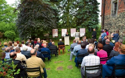   Wernisaż zgromadził wielu gości i stał się okazją do spotkania sztuki z duchowością.  