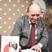Druga pielgrzymka polskiego papieża do Polski w powszechnej świadomości pozostaje w cieniu pierwszej. Prof. Skibiński szczegółowo odkrywa, jak wielkie były jej skutki dla mieszkańców Polski, dziejów Kościoła i polityki międzynarodowej.