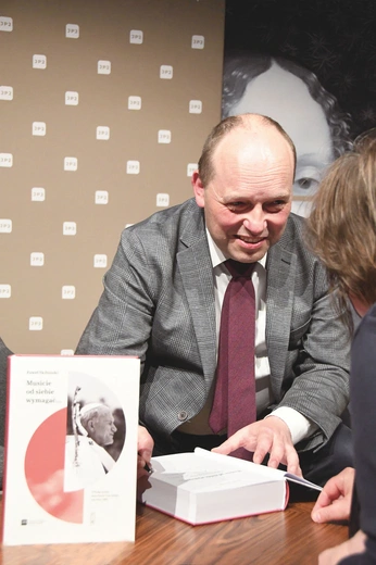 Druga pielgrzymka polskiego papieża do Polski w powszechnej świadomości pozostaje w cieniu pierwszej. Prof. Skibiński szczegółowo odkrywa, jak wielkie były jej skutki dla mieszkańców Polski, dziejów Kościoła i polityki międzynarodowej.
