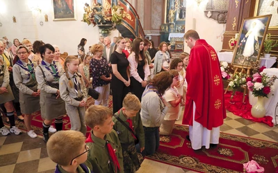 Uczestnicy spotkań oddawali cześć relikwiom przez ucałowanie.