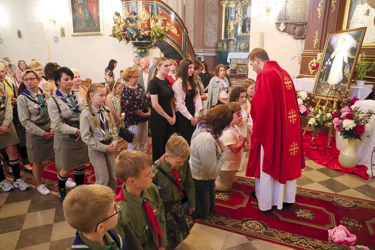Uczestnicy spotkań oddawali cześć relikwiom przez ucałowanie.